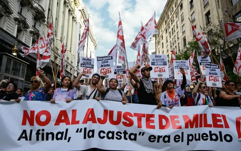 Argentina: Inicia decreto que contempla profundas reformas económicas.
