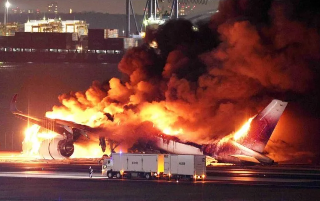 Confirman cinco muertos tras el choque de dos aviones en Tokio.