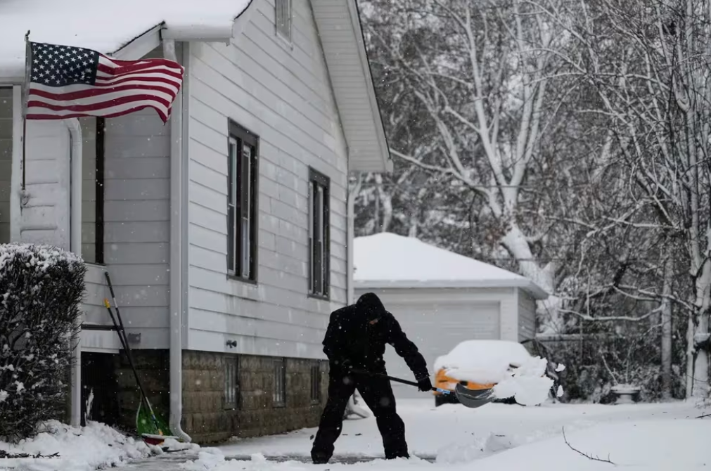 Alerta máxima en todo Estados Unidos por fuertes tormentas de nieve, vientos huracanados y lluvia helada.