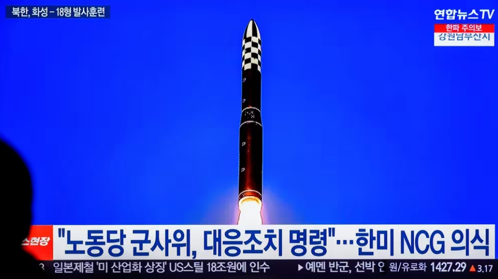 Corea del Norte lanzó un misil balístico de alcance intermedio que podría llegar a bases estadounidenses lejanas.