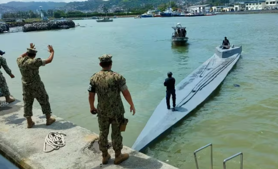 Ecuador decomisó un narcosubmarino que transportaba una carga de cocaína valorada en 50 millones de dólares.