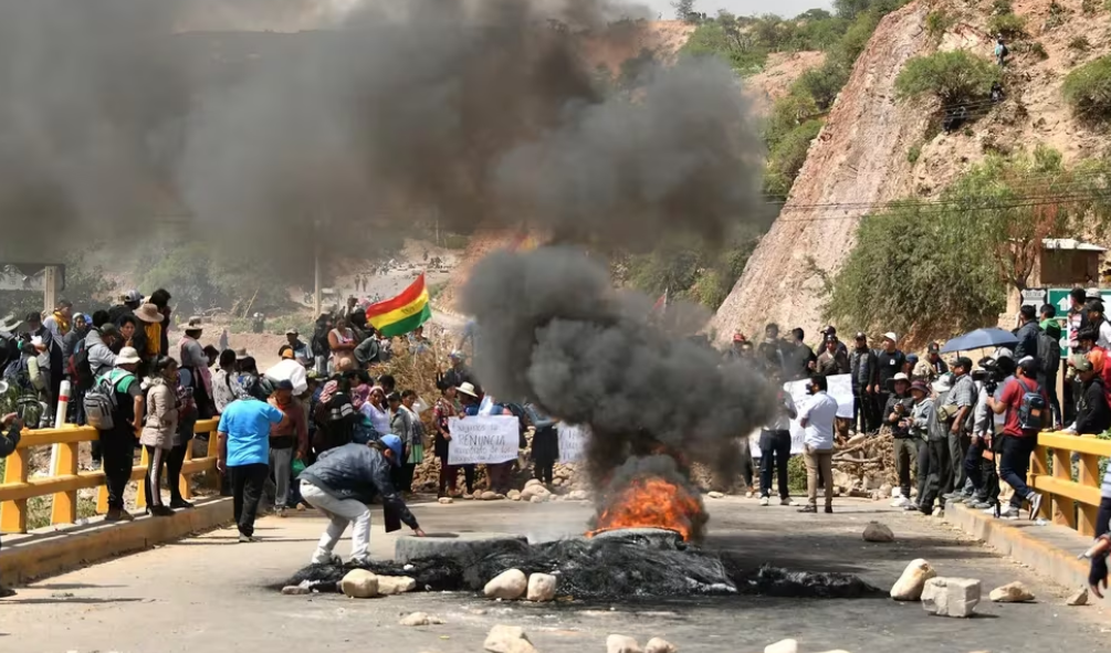 Continúan los bloqueos de carreteras de los seguidores de Evo Morales en Bolivia: hay 23 policías heridos.