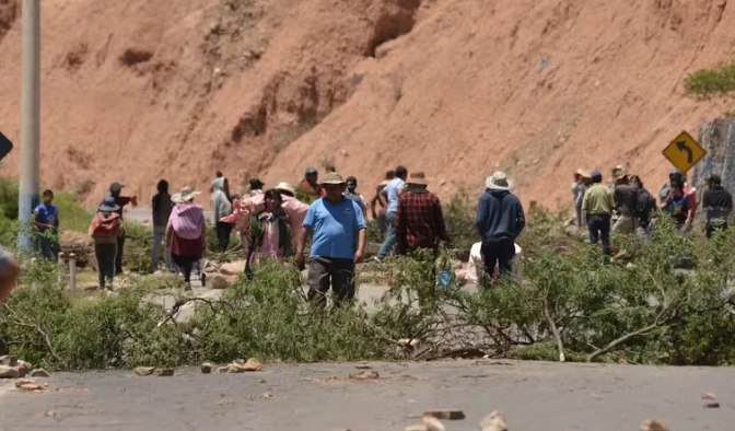 Tensión en Bolivia: el Gobierno denunció que los campesinos son amenazados por los seguidores de Evo Morales para bloquear las rutas.