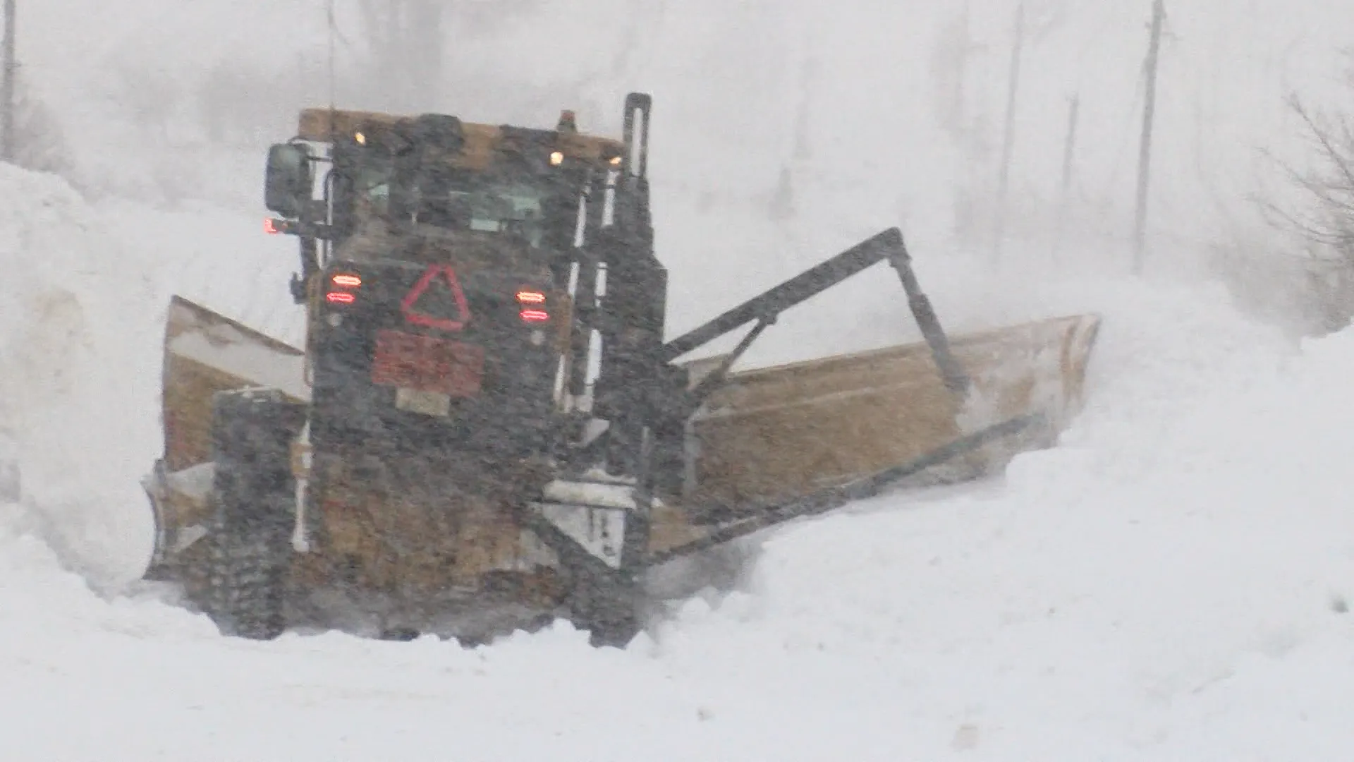 Los arados trabajan horas extras para despejar las carreteras después de las tormentas invernales.