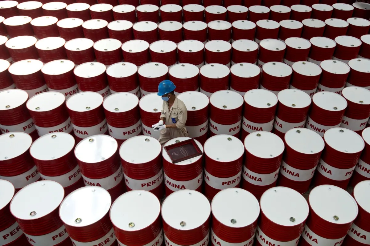 Petróleo sube 1 dólar por descenso de existencias en EU y esperanza china de estímulos.