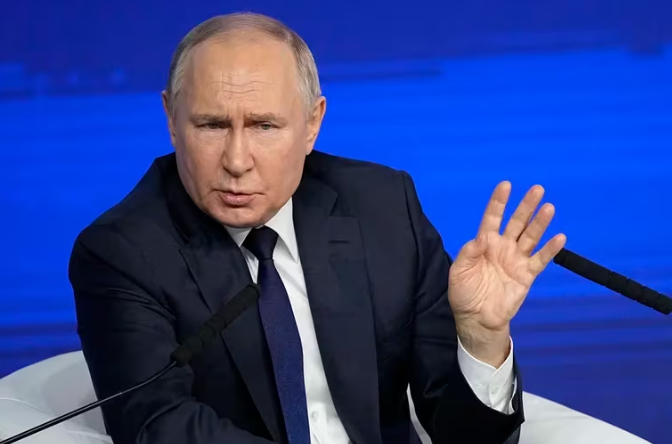 Vladimir Putin afirmó que Rusia y Estados Unidos dialogan por la guerra en Ucrania: “Se están manteniendo ciertos contactos”