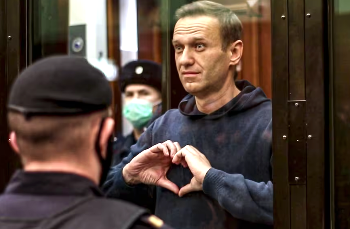 Quién era Alexei Navalny, el opositor que desafió a Vladimir Putin, fue envenenado, encarcelado y murió en prisión.
