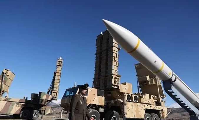 El régimen de Irán presentó dos nuevos sistemas de defensa aérea en plena escalada de tensión en Medio Oriente.