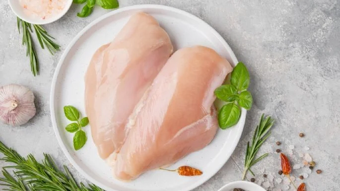 ¿Cuáles son las consecuencias de consumir pollo crudo? Estas son las enfermedades y peligros que pueden interferir en la salud.