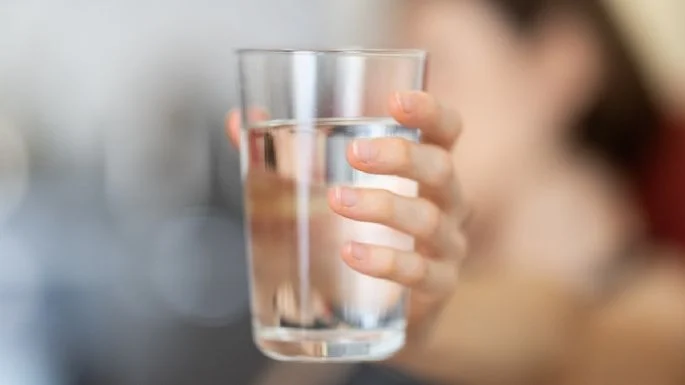 Harvard termina con las dudas: ¿Beber agua antes de comer te ayuda a bajar de peso?