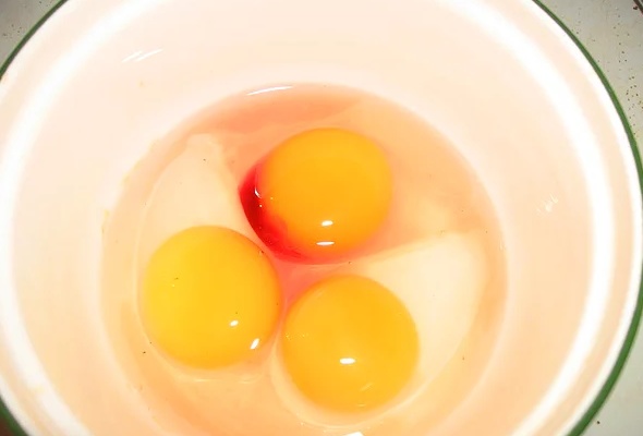 ¿Está en riesgo tu salud y es peligroso? Esto es lo que debes hacer si en tu huevo salió sangre.