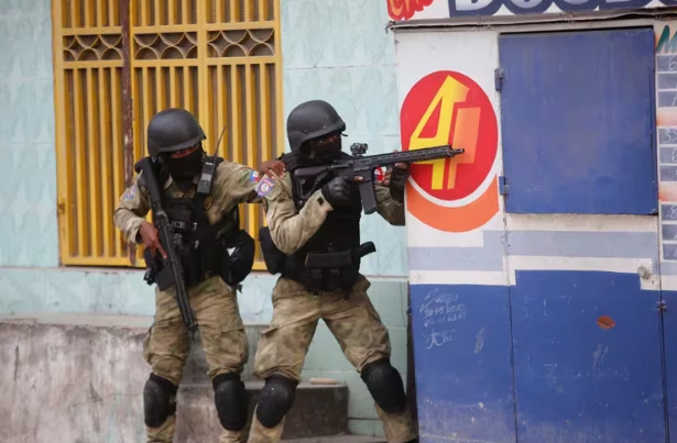 Violencia en Haití: 4 policías muertos y 5 heridos por un tiroteo de pandilleros que exigen la renuncia de Ariel Henry.