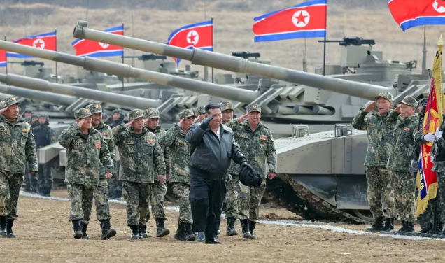 Kim Jong-un supervisó un nuevo simulacro bélico, condujo un tanque de combate y envió otra amenaza a Corea del Sur y Estados Unidos.