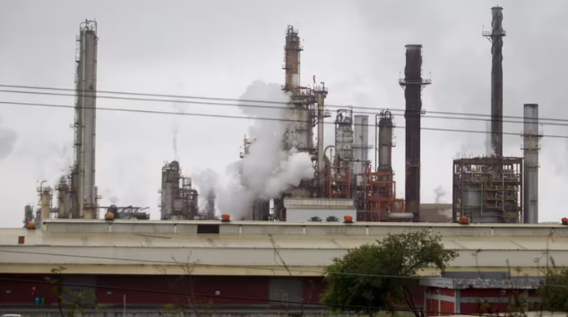 Tunden al Gobierno de México por defender refinería de Cadereyta comparándola con plantas de Iberdrola.