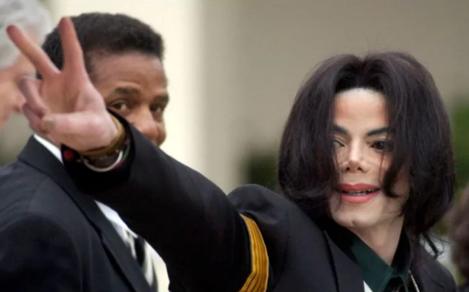 Productor de película de Michael Jackson niega omitir detalles de la vida personal del cantante y sus polémicas.