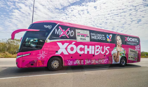 Cuánto cuesta el Xóchibus, el transporte rosa con el que Xóchitl Gálvez recorrerá el país.