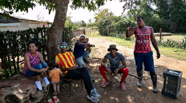 “No hay pan, leche ni corriente, esto es muy duro”: así se vive en Cuba, con escasez de alimentos y 10 horas de apagones diarios.