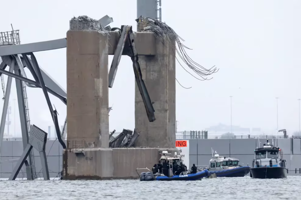 Colapso del puente en Baltimore: los investigadores ya tienen la “caja negra” del barco y buscan los cuerpos de los trabajadores.