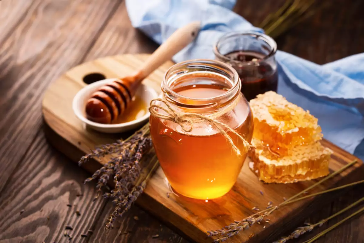 Logra una piel radiante con miel: conoce los grandes beneficios de este alimento.