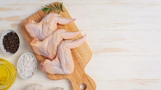 Tiktoker advierte sobre relación del síndrome Guillain- Barré con lavar el pollo.