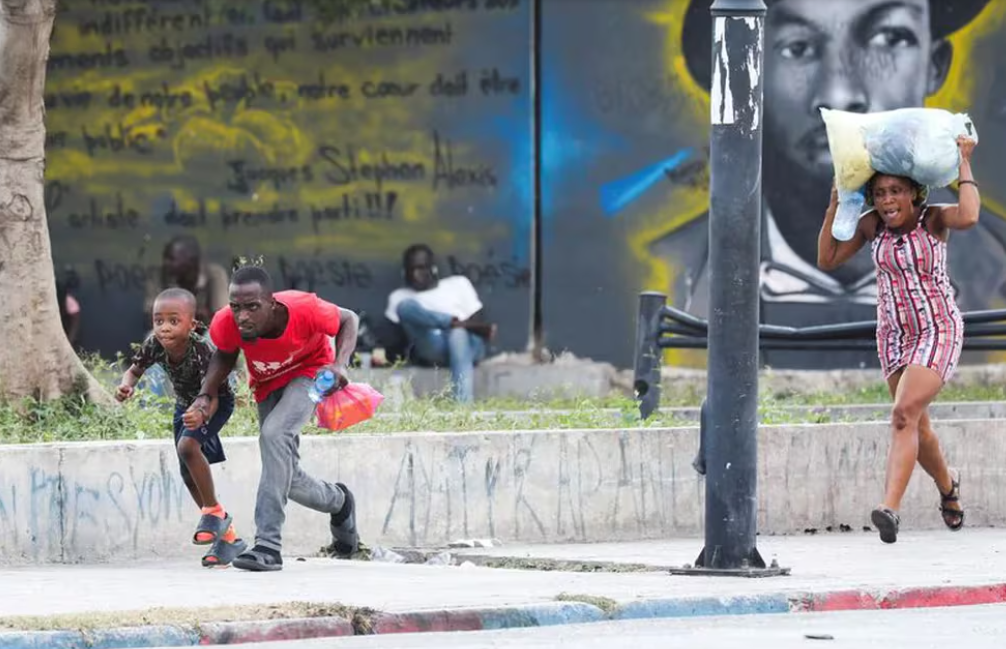 Mientras crece el éxodo en Haití, la ONU pidió que se forme “sin demora” un gobierno de transición para frenar la violencia.