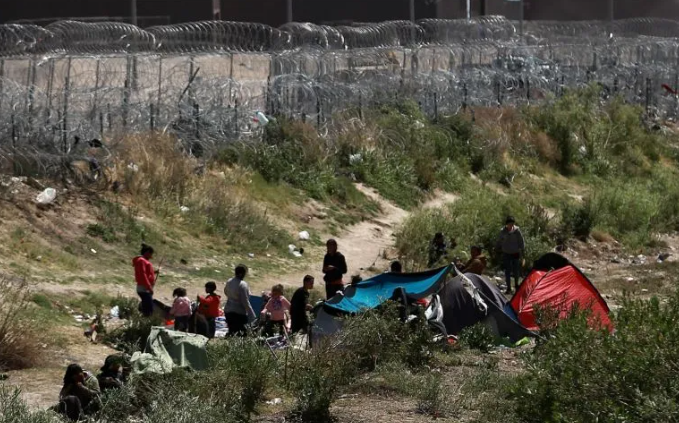 Migrantes acampan en el norte de México tras operativos de INM.