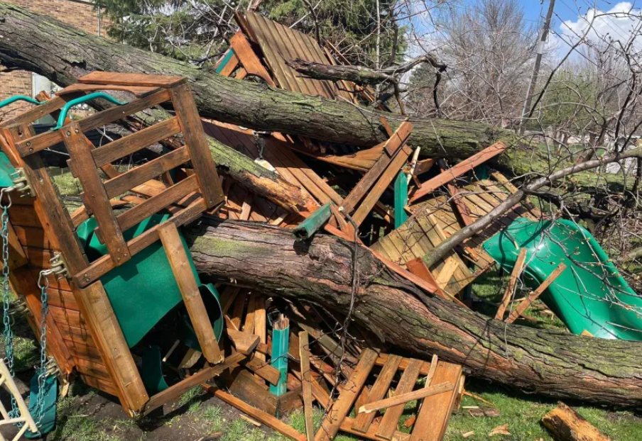 Fotos de los daños de la tormenta cerca de Sioux Center el martes por la tarde.
