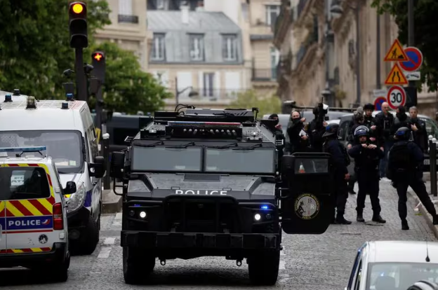 La Policía francesa detuvo a un hombre que ingresó al consulado de Irán en París y decía tener explosivos para inmolarse.