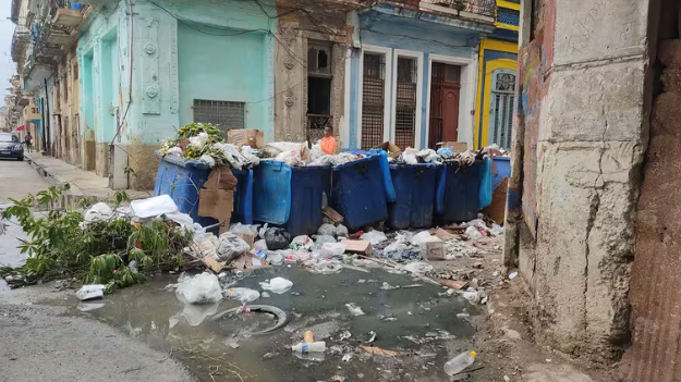 En La Habana se acumula el equivalente a tres piscinas olímpicas de basura por día: “Se crean focos de infección e incendios urbanos”