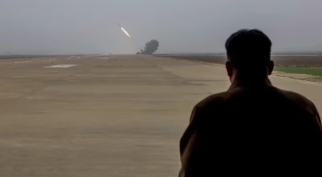 Kim Jong-un supervisó una nueva prueba de armas y busca desarrollar proyectiles para un lanzacohetes múltiple.