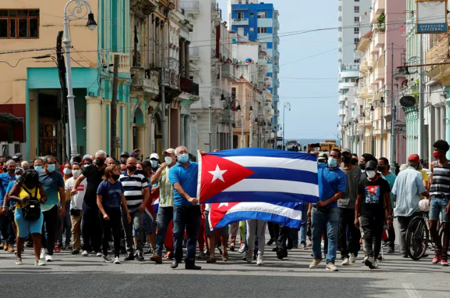 Sentenciaron con hasta 15 años de cárcel a 13 cubanos que protestaron contra el régimen en 2022