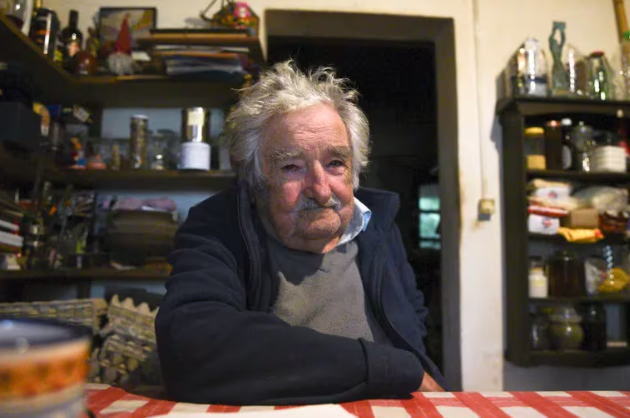 La salud de José Mujica: cómo fue la decisión de comunicar su cáncer y las evaluaciones para definir el tratamiento.