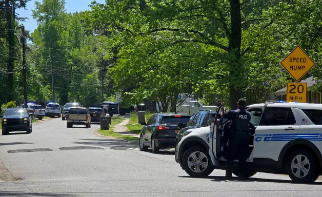 Cuatro policías murieron y otros cuatro resultaron heridos en un tiroteo en Carolina del Norte.