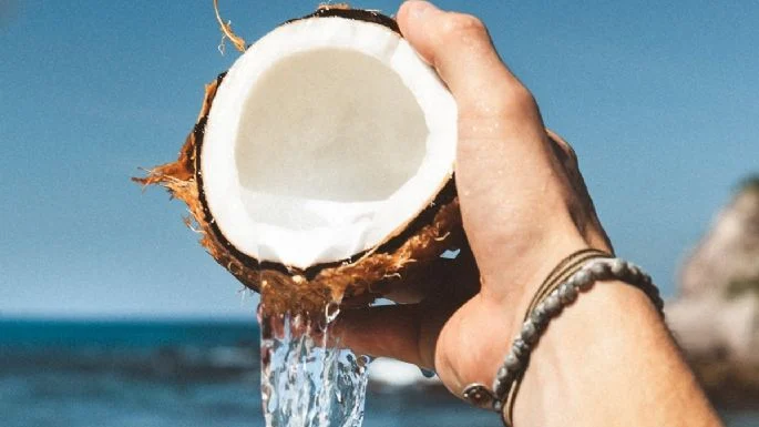 5 beneficios y contraindicaciones sobre el agua de coco que necesitas conocer.