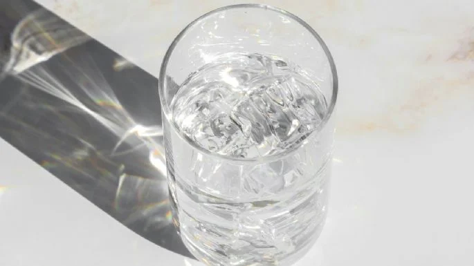¿Qué le pasa a tu cuerpo cuando bebes un vaso de agua fría antes de dormir?