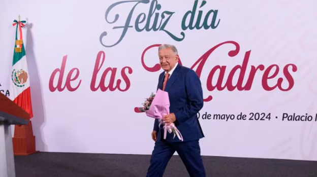 AMLO casi llora en plena serenata por el Día de las Madres; ésta fue la canción que lo conmovió.