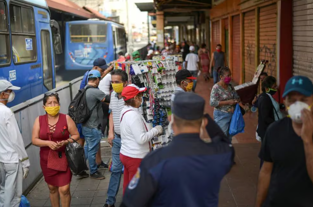 Ecuador: tres de cada diez empresas fueron extorsionadas en 2023 por bandas criminales.