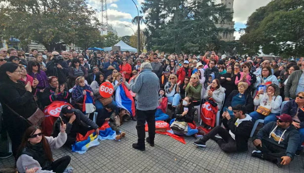 José Mujica conversó con vecinos en una plaza y dio detalles de su tratamiento contra el cáncer.