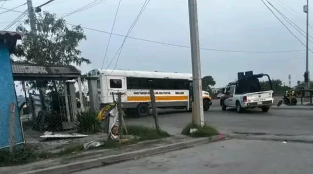 Reportan narcobloqueos en Matamoros con unidades de transporte público.