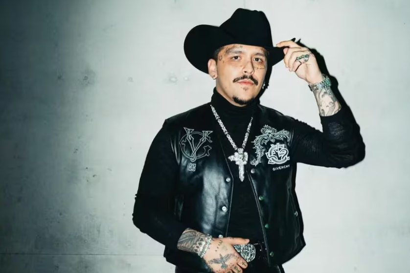 Christian Nodal reveló el doloroso proceso al que se sometió para eliminar los tatuajes de su rostro.