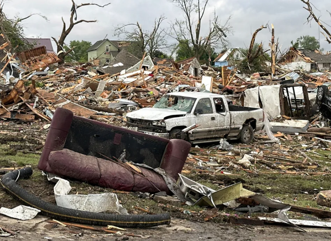 Un tornado devasta la ciudad de Iowa y mata a varias personas mientras poderosas tormentas azotan el Medio Oeste.