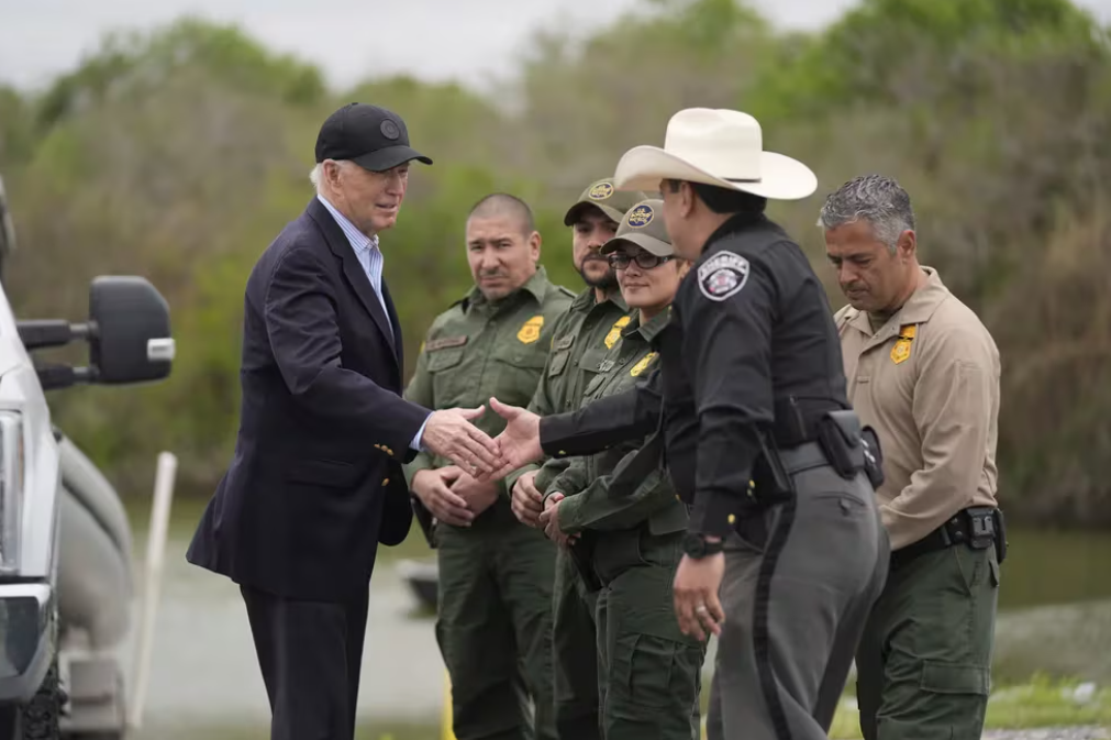 Joe Biden ordenó el cierre temporal de la frontera con México ante el creciente número de migrantes.