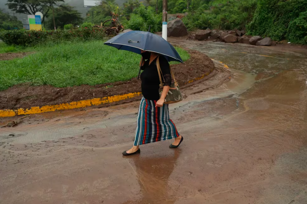 El Salvador declaró alerta roja en todo el territorio por las fuertes lluvias y las altas probabilidades de inundaciones.
