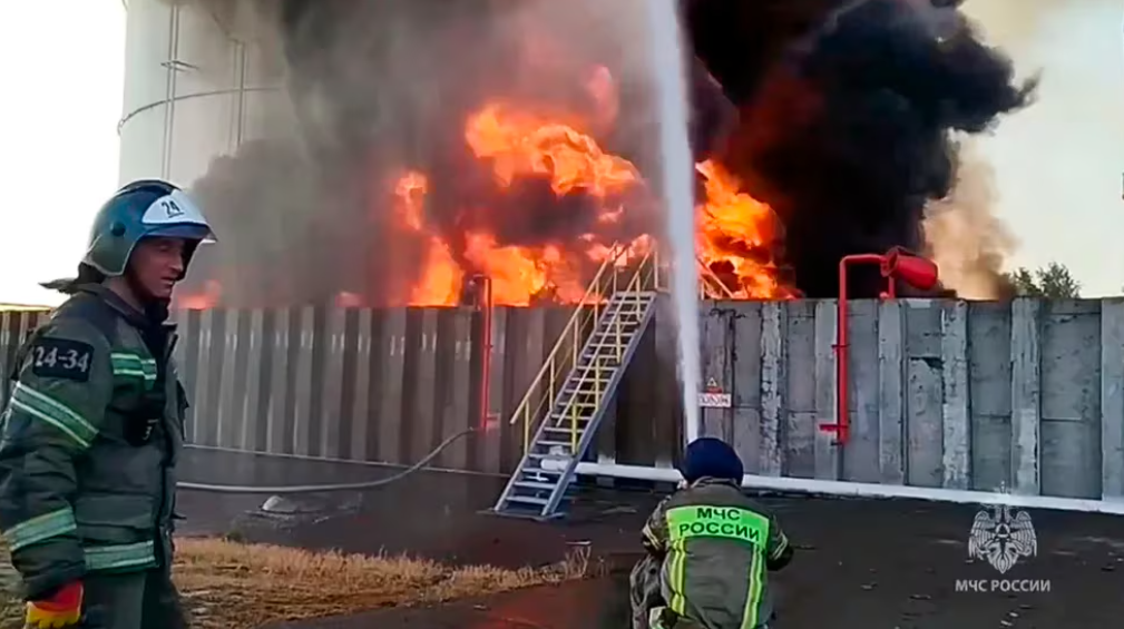 Un ataque ucraniano con drones provocó un incendio en una instalación petrolera del sur de Rusia.