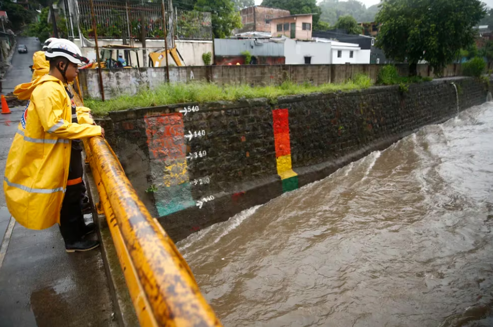 Muertos, inundaciones y destrozos: el Salvador y Guatemala sufren un fenómeno climático poco habitual.