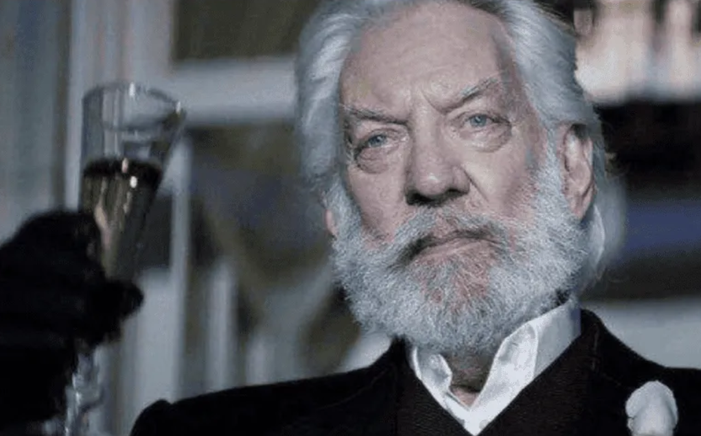 Murió el actor Donald Sutherland, quien dio vida a “Snow” en Los Juegos del Hambre.