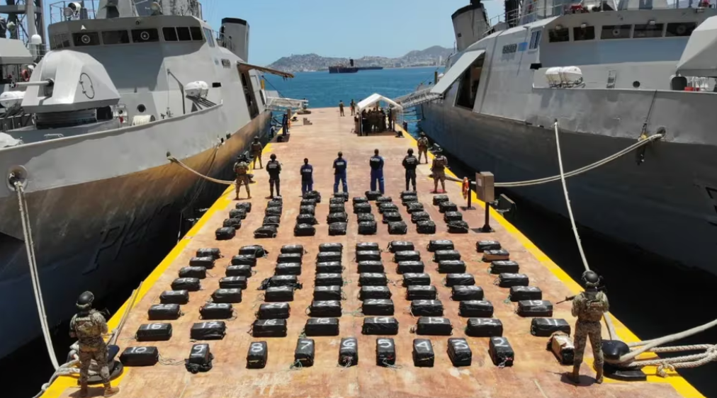 Marina asegura cientos de paquetes con cocaína en el puerto de Acapulco, Guerrero; estaban flotando en el mar.