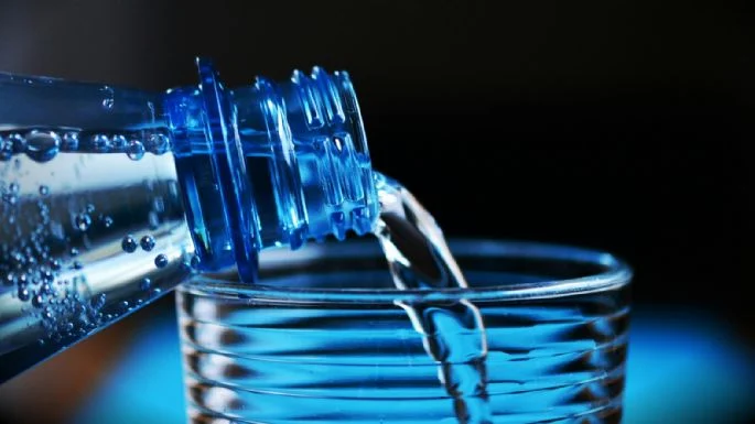 ¿Beber agua mineral es bueno para la salud? Pros y contras, según la Profeco.