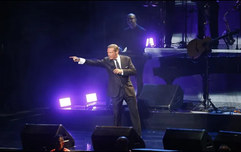 Luis Miguel celebra que es el artista más taquillero del mundo.