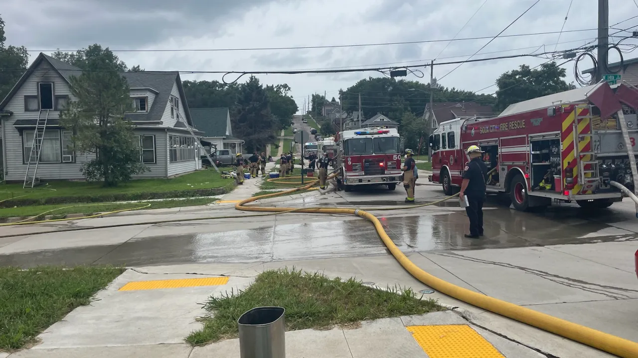 Los bomberos de Sioux City luchan contra el incendio en Rebecca Street.